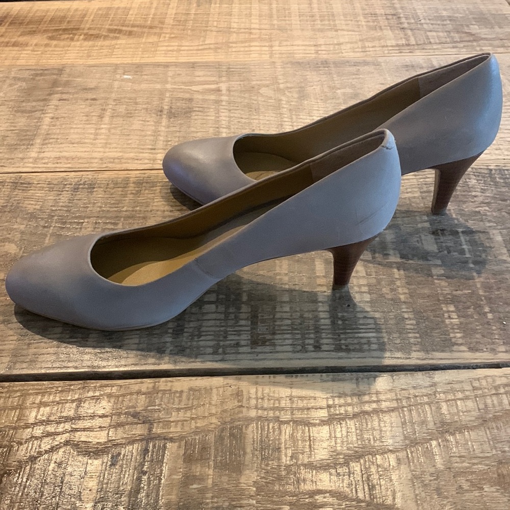 Nine Weat pump heels, 8